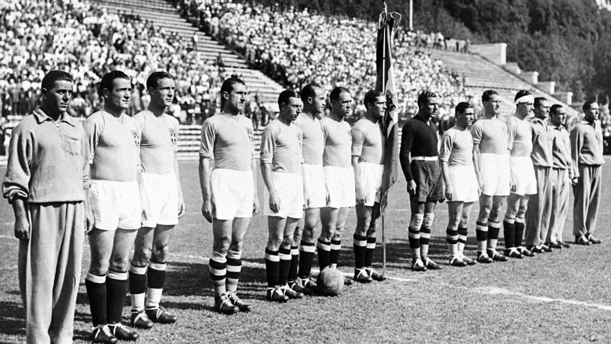 A hasba rúgott olasz kapus élesztgette a törött lábú spanyol játékost