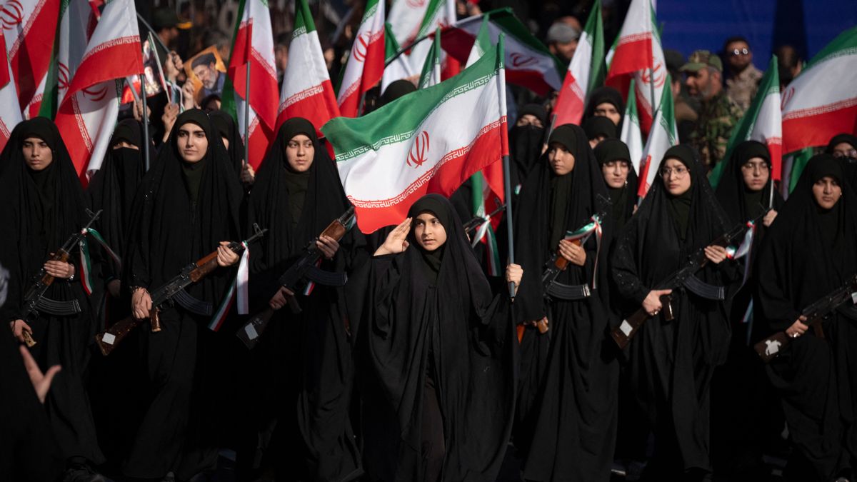 Irán újra lezárta a Hormuzi-szorost, Ukrajna ismét sötétségbe borult