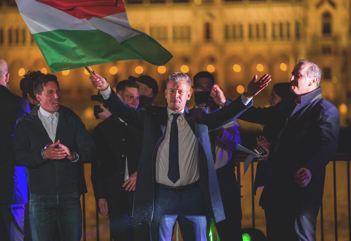 20260412 Budapest
Országgyűlési Választás 2026
Tisza Párt eredményváró a Batthyány téren.
Tisztelet és Szabadság Párt
Kétharmados Tisza győzelem ünneplés

Fotó: Németh András Péter NAP
MW
publi 0417

A képen: Radnai Márk a Tisza Párt operatív működéséért felelős alelnöke
Magyar Péter a Tisza Párt elnöke zászlóval 
Dr. Hegedűs Zsolt a Tisza Párt egészségügyi szakpolitikusa