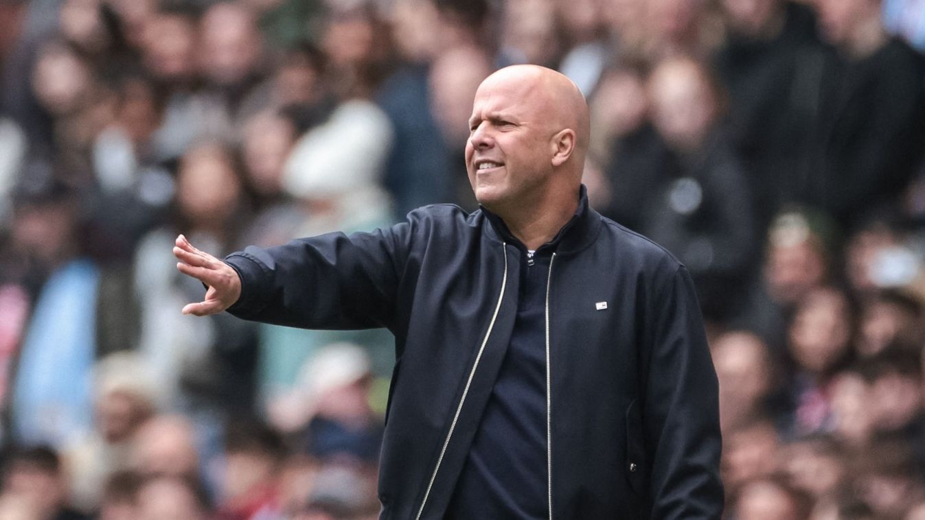 Arne Slot egyre nehezebb helyzetben a Liverpool élén