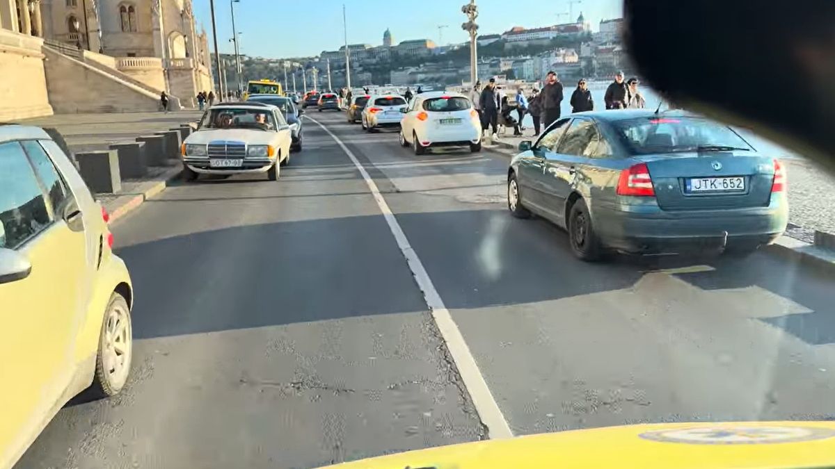 Így nyílik meg a sűrű budapesti forgalom egy szirénázó mentőautó előtt + videó