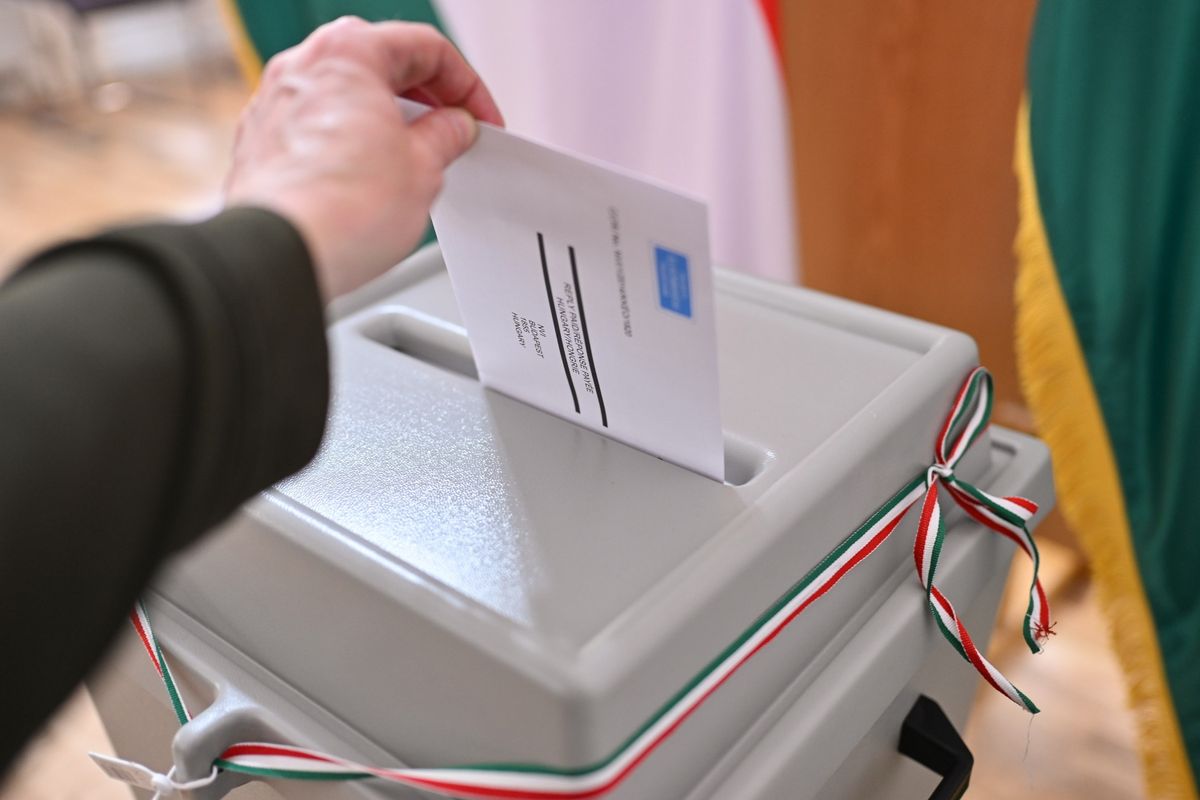 Szabadka, 2026. április 2.
Leadja az április 12-i magyarországi országgyűlési választások levélszavazatát egy férfi Magyarország szabadkai főkonzulátusán 2026. április 2-án. Levélszavazásra a magyarországi lakcímmel nem rendelkező magyar állampolgárok jogosultak.
MTI/Molnár Edvárd