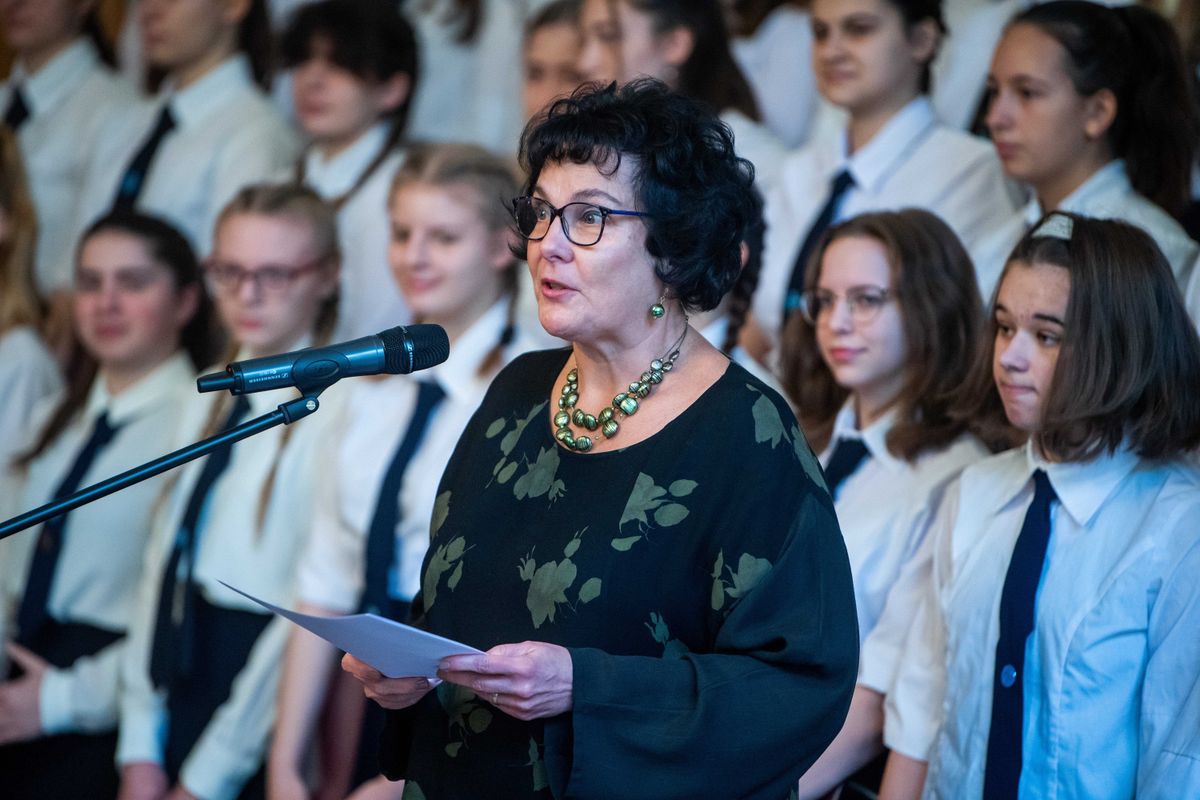 Budapest, 2021. december 9.
Rubovszky Rita főigazgató beszédet mond a fővárosi Patrona Hungariae Katolikus Iskolaközpont felújított kollégiumának átadásán 2021. december 9-én. A beruházás során állami támogatással gépészeti és belső felújítást végeztek az iskola 120 személyes, a diákok harmadának otthont adó kollégiumában. Emellett zeneiskolai termeket alakítottak ki, felújították a mosdókat, korszerűsítették az aulát és a tornatermet.
MTI/Balogh Zoltán