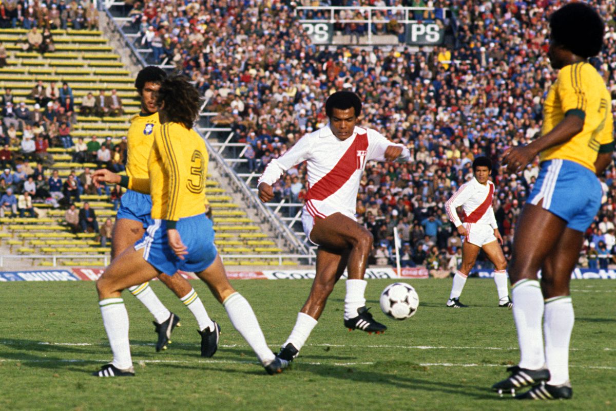 Peru's Teofilo Cubillas (c) finds himself surrounded by Brazilians  (Photo by Peter Robinson - PA Images via Getty Images)