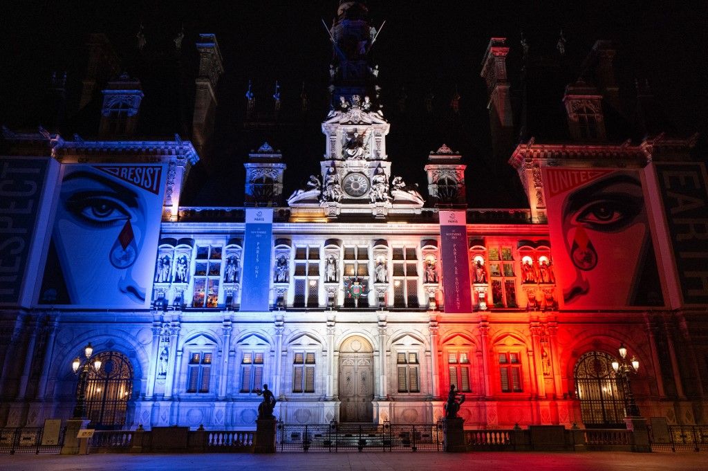 Vandál támadás érte a párizsi városháza előtt kialakított emlékparkot (Illusztráció, forrás: NurPhoto via AFP)