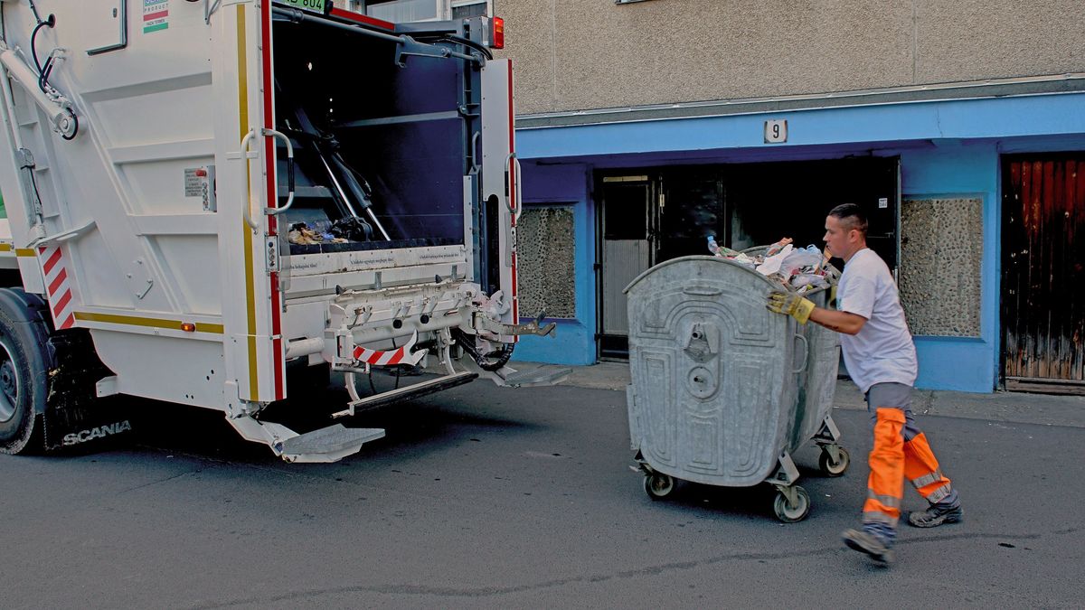 Lángok csaptak fel a kukásautóban Budapesten, egy parkolóba ürítették belőle az összes szemetet