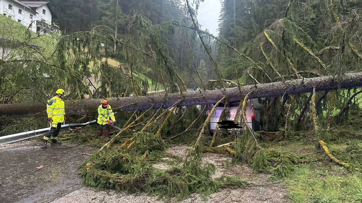 Lecsapott az ítéletidő a szomszédban, jégről és villámárvízről érkeznek hírek + videó