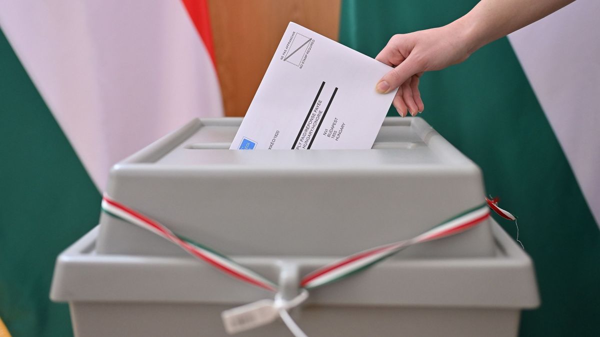 Szabadka, 2026. április 2.
Leadja az április 12-i magyarországi országgyűlési választások levélszavazatát egy nő Magyarország szabadkai főkonzulátusán 2026. április 2-án. Levélszavazásra a magyarországi lakcímmel nem rendelkező magyar állampolgárok jogosultak.
MTI/Molnár Edvárd