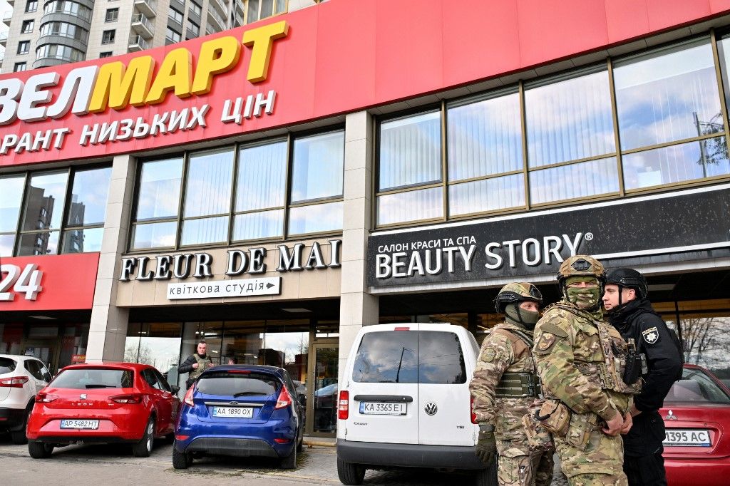 Special team police officers attend outside a supermarket following a shooting in Kyiv on April 18, 2026. A gunman opened fire in Kyiv on April 18, 2026, killing at least five people, wounding others and taking hostages at a supermarket before being killed during an arrest attempt, officials said. Ukrainian President said that at least five people were dead and 10 hospitalised with wounds and trauma after the shooting in a residential district of the capital. (Photo by Sergei SUPINSKY / AFP)