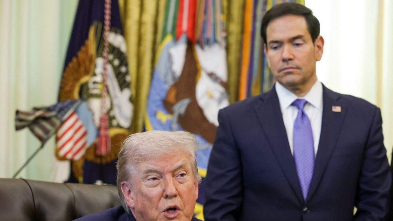 Donald Trump amerikai elnök (balra) beszédet tart, miközben Marco Rubio amerikai külügyminiszter figyel rá a Fehér Ház Ovális Irodájában 2026. április 23-án, Washingtonban