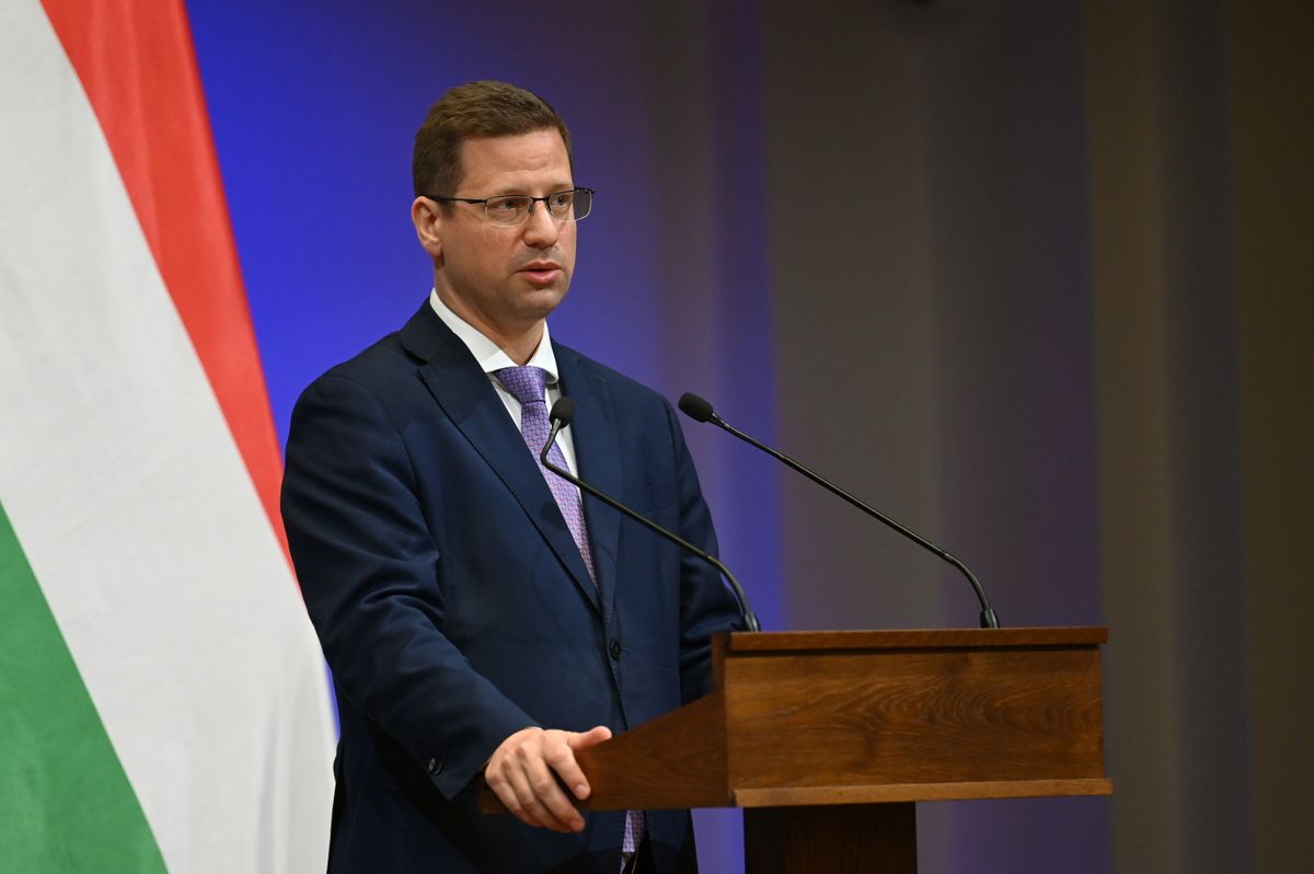 Budapest, 2026. április 9.Gulyás Gergely, a Miniszterelnökséget vezető miniszter a Kormányinfó sajtótájékoztatón a Karmelita kolostorban 2026. április 9-én. Fidesz MTI/Balogh Zoltán