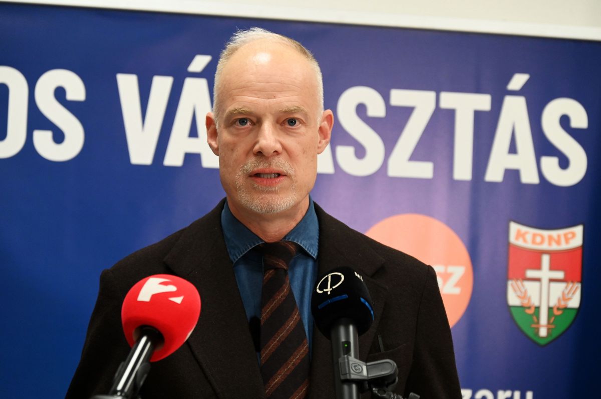 Jászberény, 2026. március 18.
Szalay-Bobrovniczky Kristóf honvédelmi miniszter a kormánypártok országjárásának jászberényi fóruma előtt tartott sajtótájékoztatón 2026. március 18-án.
MTI/Mészáros János