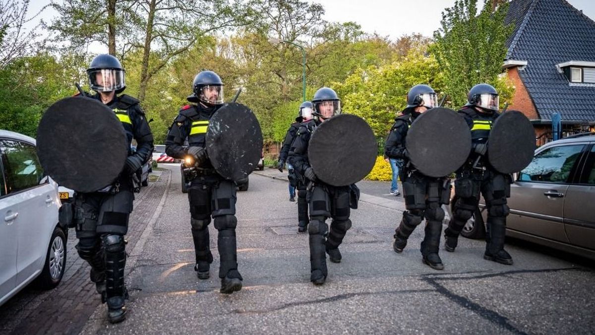 Egy migránsszálló tervei miatt szabadult el a pokol a holland kivárosban + videó