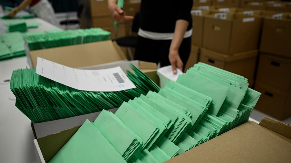 Érkeznek a külképviseleti szavazatok a választókerületi irodákba