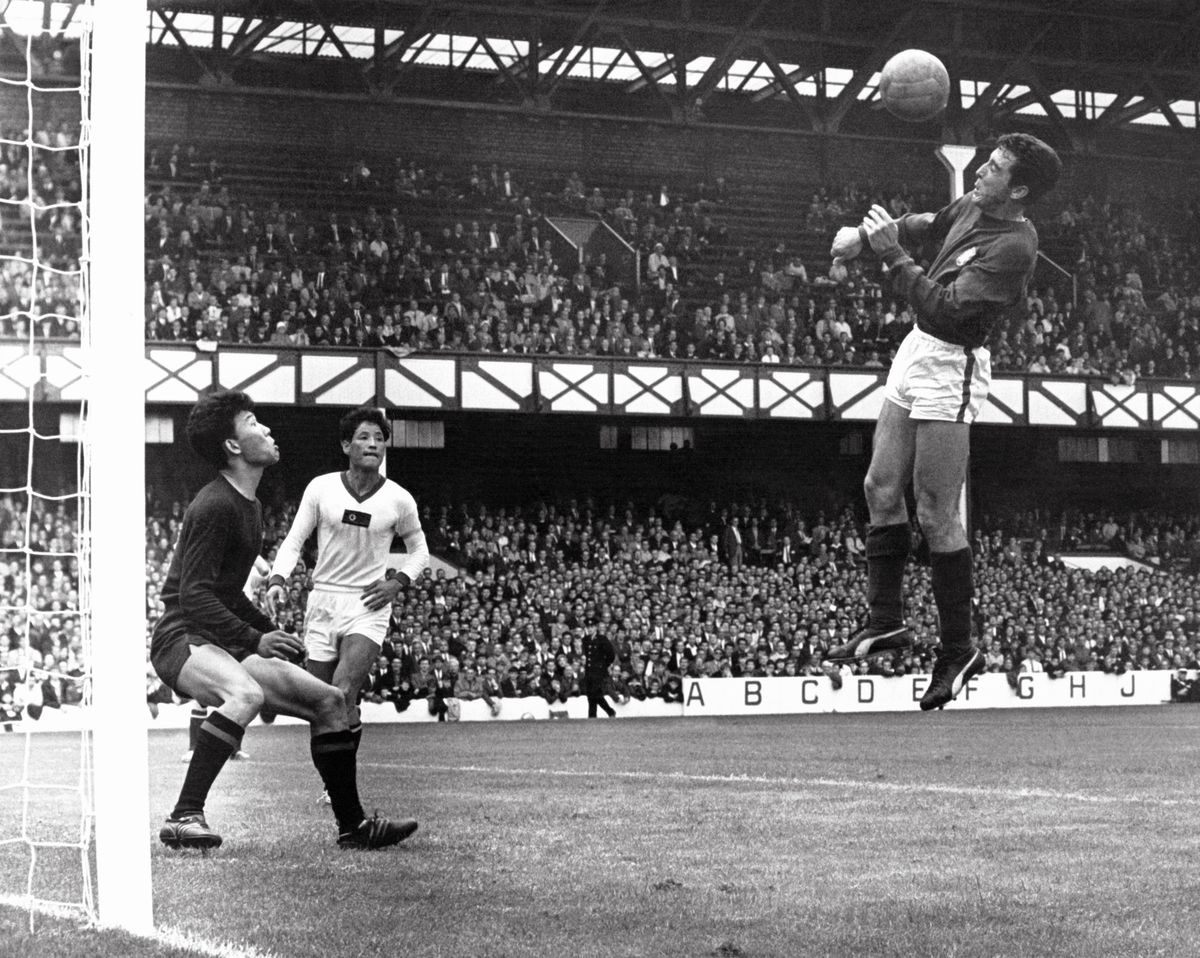 1966 világÉszak-Korea Portugália meérkőzésUne phase du match opposant le Portugal à la Corée du Nord, le milieu de terrain portugais Augusto fait une tête dans les buts de la Corée du Nord, au stade de Rocker Park à Sunderland, Royaume-Uni le 23 juillet 1966. (Photo by KEYSTONE-FRANCE/Gamma-Rapho via Getty Images)