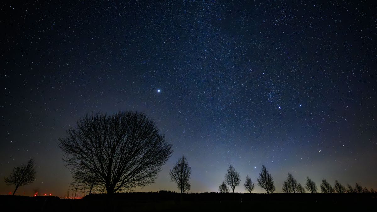 Ha este felnéz az égre, ritka látványos szerelmi háromszöget láthat