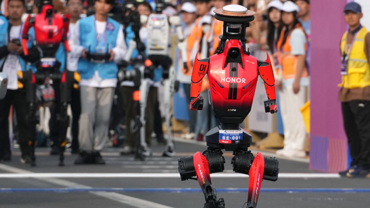 Megdöntötte a félmaratoni világcsúcsot egy humanoid robot + videó