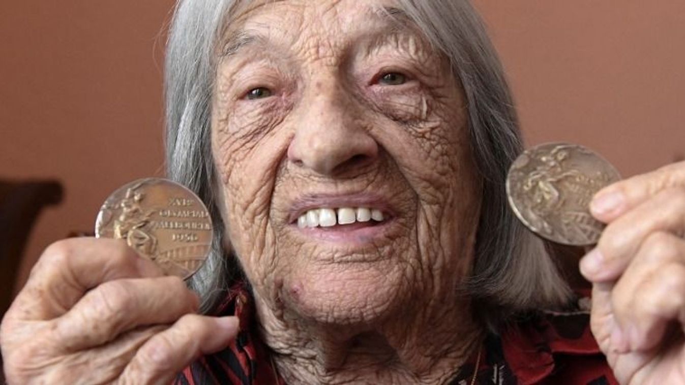 Keleti Ágnes az olimpiai aranyérmeivel