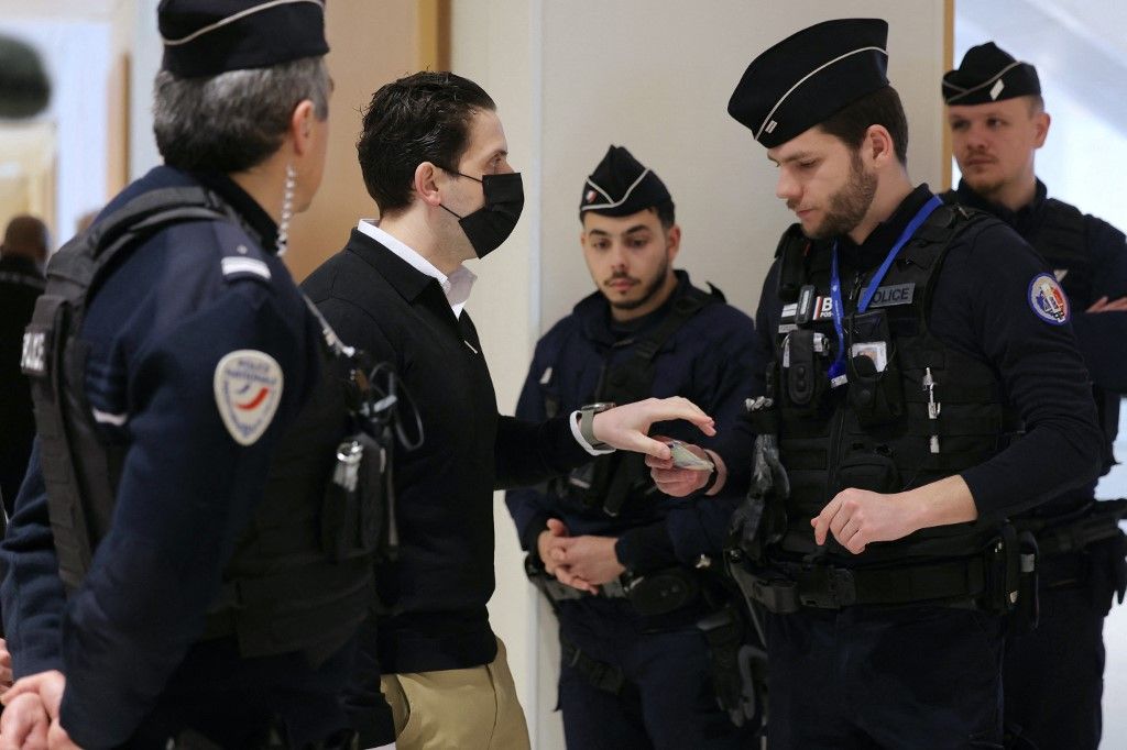 Párizsban huszonkét ember került bíróság elé egy szabadkőműves páholy elleni perben, akik ellen 112 vádpontot hoztak fel