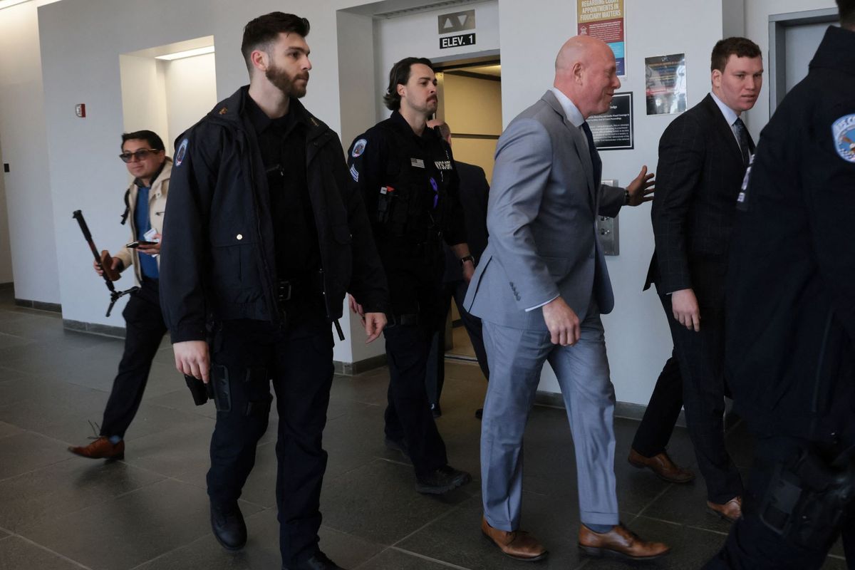 Michael Brown ügyvéd érkezik a tárgyalóterembe Riverheadben; védence, Rex Heuermann beismerő vallomásra készül a Gilgo Beach-i sorozatgyilkosság ügyében