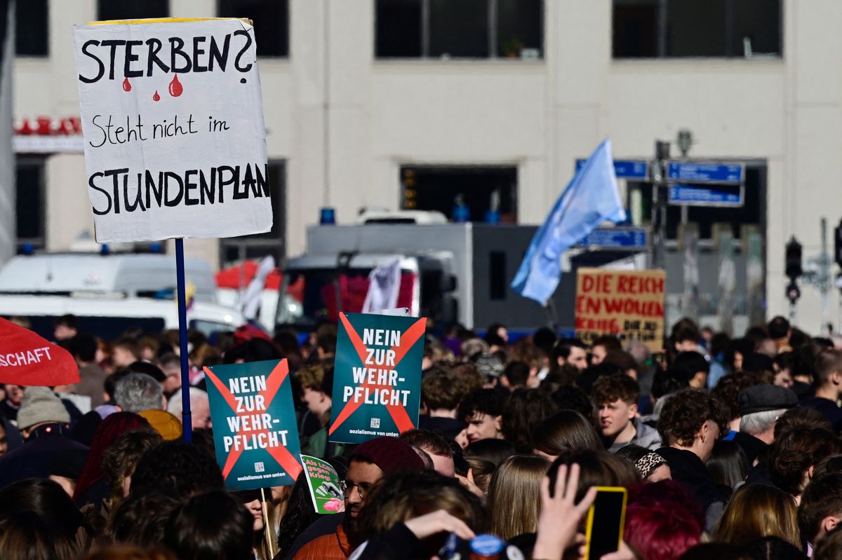 Németországban fellázadtak a fiatalok a háborús tervek és intézkedések ellen