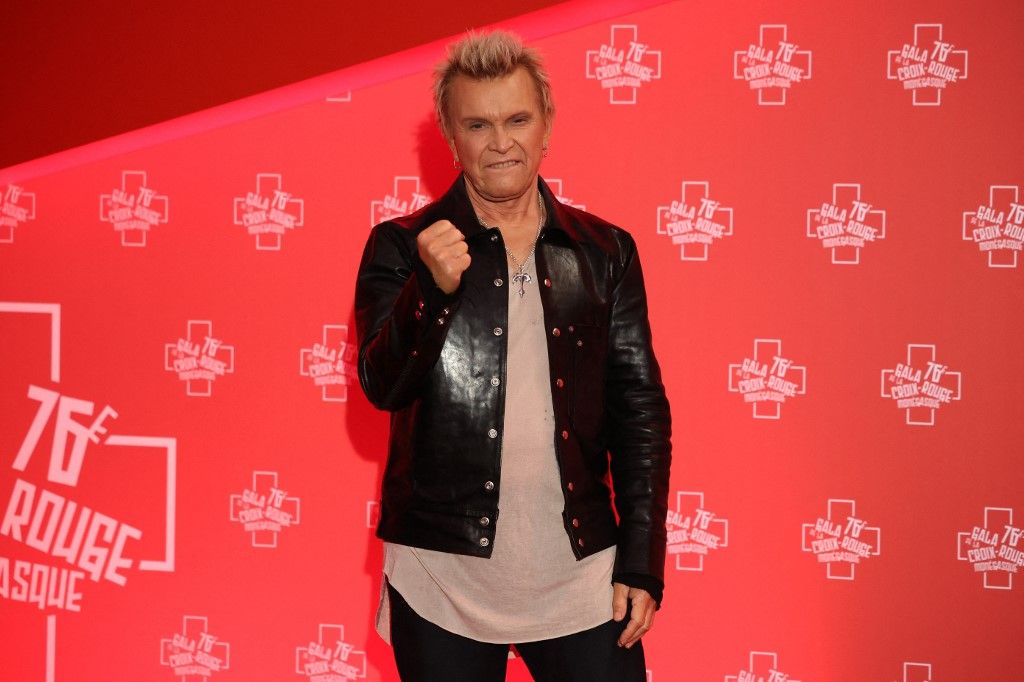 English-born US musician Billy Idol poses as he arrives to attend the 76th annual Monaco Red Cross Ball gala charity event in Monaco, on July 12, 2025. Created in 1948, the gala is an annual charity event held in Monaco by its Princely Family during the summer. (Photo by Valery HACHE / AFP) / NO TABLOIDS WEB & PRINT, NO DAILY MAIL, NO DAILY MAIL GROUP (DMGT), NO VOICI, NO CLOSER