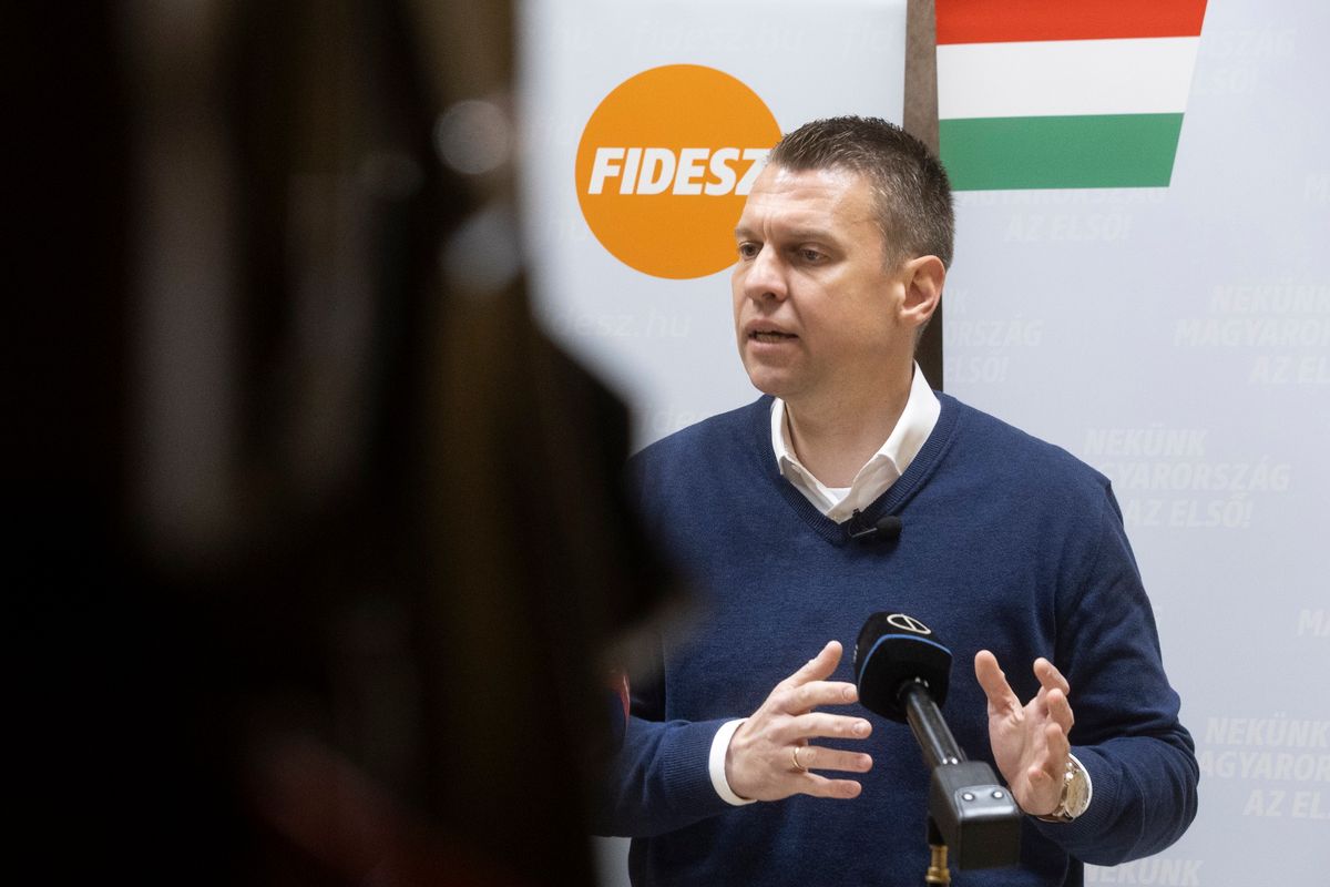 Budakalász, 2026. március 18.
Menczer Tamás, a Fidesz-KDNP kommunikációs igazgatója a kormánypártok országjárásának budakalászi sajtótájékoztatóján 2026. március 18-án.
MTI/Kocsis Zoltán