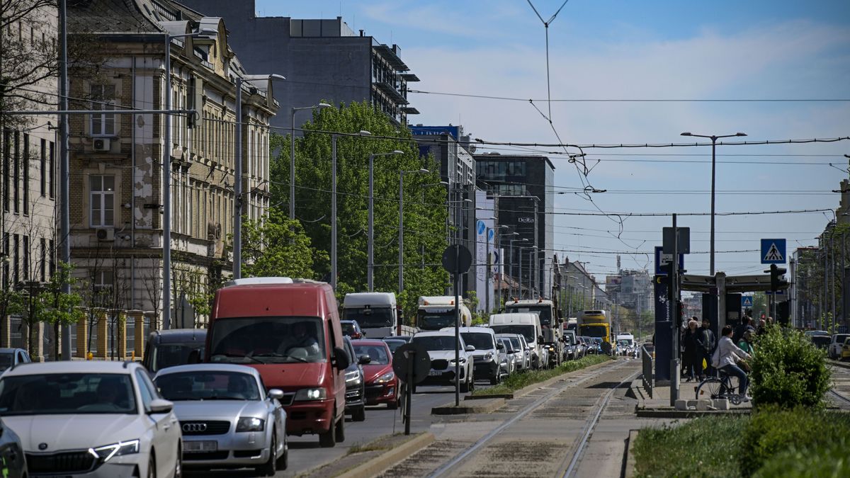 Fotókon mutatjuk a hatalmas krátert a Róbert Károly körúton, elkezdték a helyreállítást