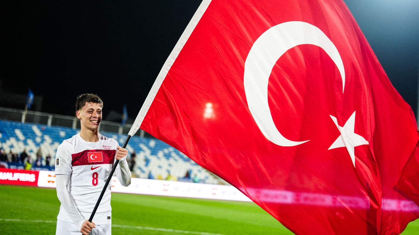 Arda Güler egy hatalmas török zászlóval ünnepelt Pristinában