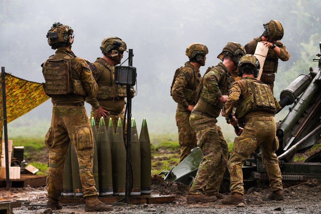 NUEVA ECIJA, PHILIPPINES - AUGUST 27: Australian Army soldiers load ammunition onto a M777 Howitzer, during the biggest-ever 'Combined Arms Live Fire Exercise', as part of the Australia-Philippines 'ALON 25' exercise, in Laur, Nueva Ecija, Philippines on August 27, 2025. The exercise has seen the deployment of the powerful Turkish T129 ATAK attack helicopters, British howitzers M777, United States anti-tank weapon systems 'FGM-148 Javelin', as well as a wide range of armoured vehicles and advanced guns. It comes as Canberra and Manila have been working on enhancing future defense cooperation and military exercises in the Indo-Pacific region, amid rising tensions in the disputed South China Sea, Taiwan Strait and the West Philippine Sea Z Daniel Ceng / Anadolu (Photo by Daniel Ceng / Anadolu via AFP)
