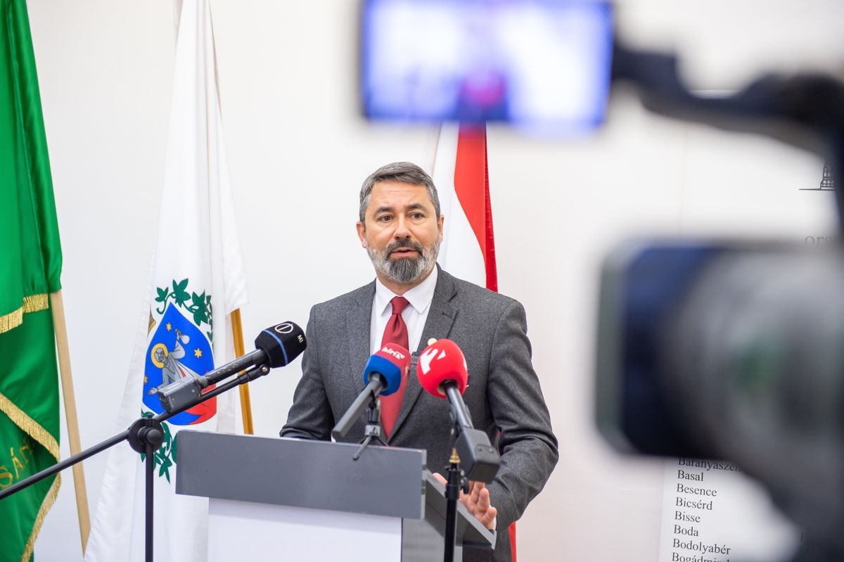 Szentlőrinc, 2026. március 17.
Hidvéghi Balázs, a Miniszterelnöki Kabinetiroda parlamenti államtitkára a kormánypártok országjárásának fóruma előtt tartott sajtótájékoztatón a szentlőrinci Művelődési Központban 2026. március 17-én.
MTI/Kacsúr Tamás