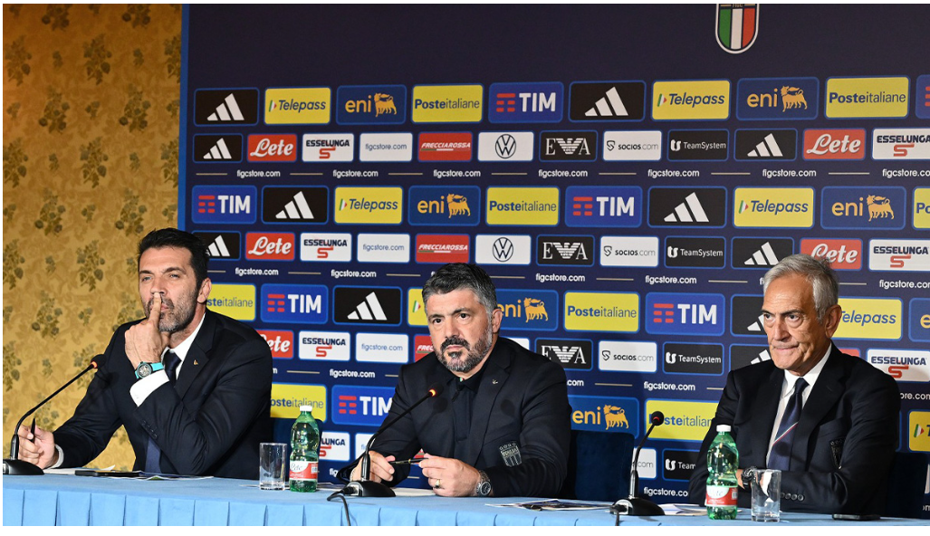 Buffon, Gattuso és Gravina az Olasz Labdarúgó-szövetség tegnap éjjeli sajtótájékoztatóján