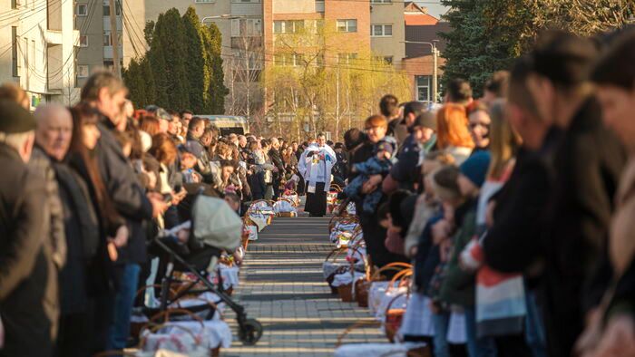 Húsvét - Húsvétvasárnapi ételszentelés Csíkszeredában