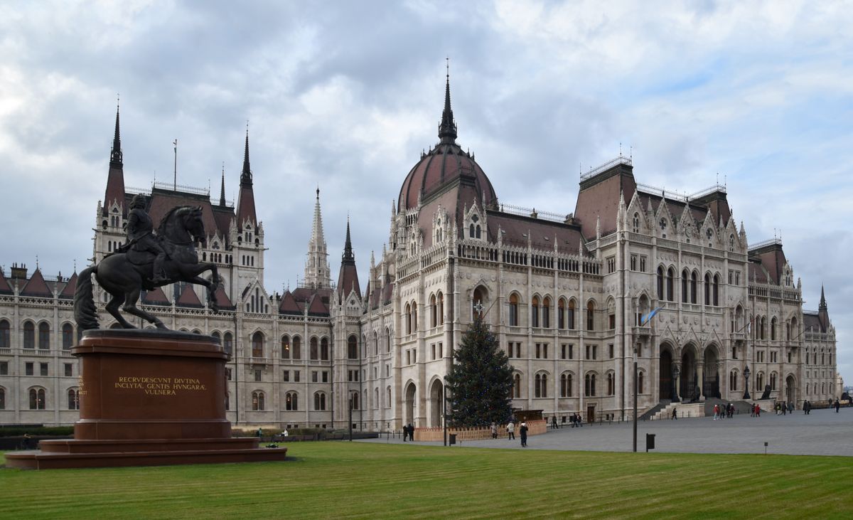 Budapest, 2018. december 4.
Az Országház keleti homlokzatának részlete, balra II. Rákóczi Ferenc lovasszobra, középen az ország karácsonyfája.
MTVA/Bizományosi: Juhász Gábor 
***************************
Kedves Felhasználó!
Ez a fotó nem a Duna Médiaszolgáltató Zrt./MTI által készített és kiadott fényképfelvétel, így harmadik személy által támasztott bárminemű – különösen szerzői jogi, szomszédos jogi és személyiségi jogi – igényért a fotó készítője közvetlenül maga áll helyt, az MTVA felelőssége e körben kizárt.
