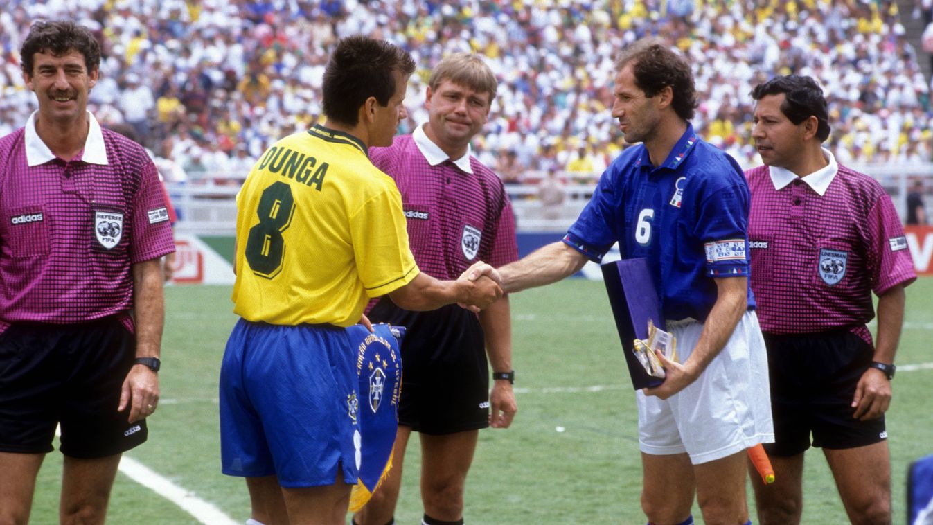 Egy magyar a világbajnoki döntőben: Puhl Sándor játékvezető figyeli a két csapatkapitány, a brazil Dunga és az olasz Baresi kézfogását