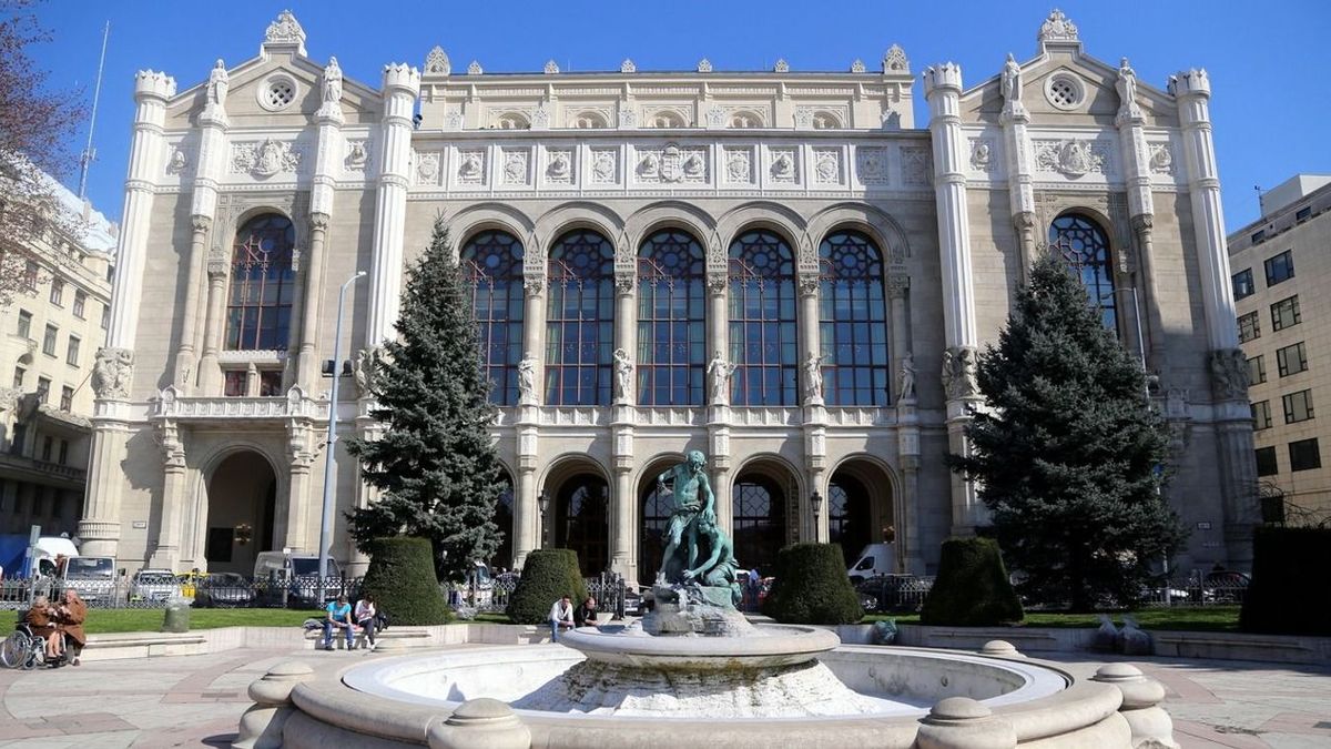 A költészet napja: színes programokkal vár a Pesti Vigadó impozáns épülete