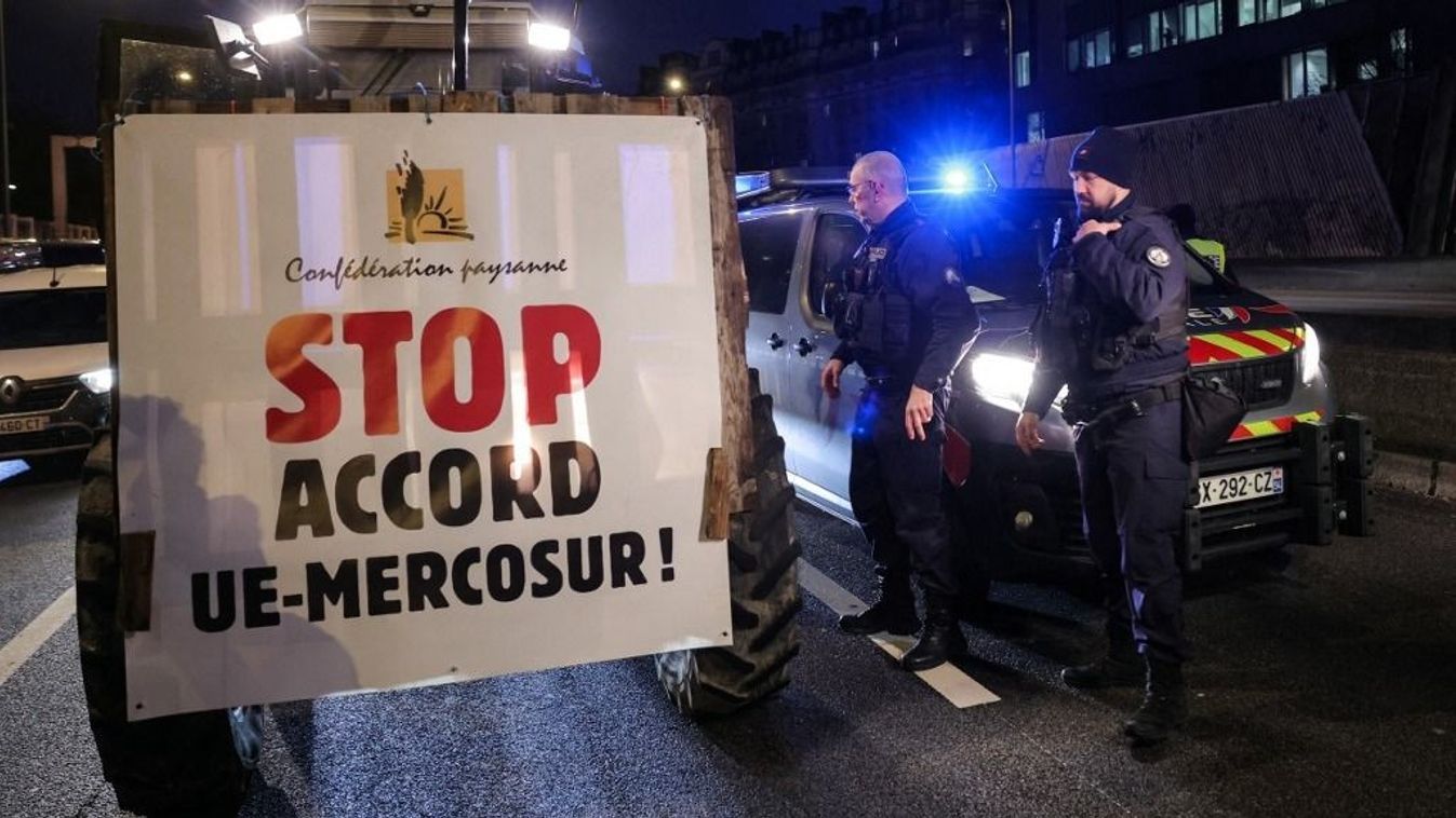 Francia gazdák egy „Állítsuk meg az EU-MERCOSUR megállapodást!” feliratú transzparenssel 