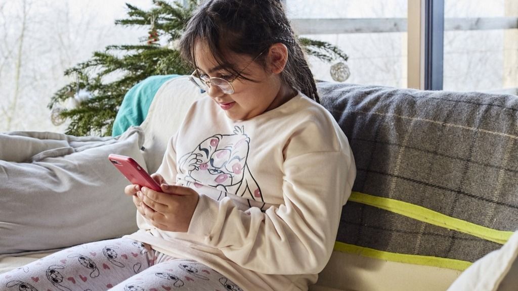 France, Montaigu-Vendee, 2026-01-03. A teenager absorbed in her smartphone screen watches a video on social media. Illustration of overexposure and screen addiction among children and teens. Photograph by Mathieu Thomasset / Hans Lucas.
France, Montaigu-Vendee, 2026-01-03. Une adolescente absorbee par lecran dun smartphone regarde une video sur les reseaux sociaux. Illustration surexposition et addiction aux ecrans des enfants et ados. Photographie de Mathieu Thomasset / Hans Lucas. (Photo by Mathieu Thomasset / Hans Lucas via AFP)
