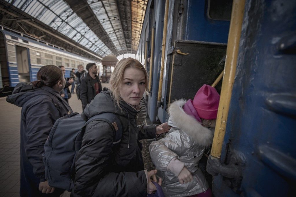Anya menekül gyermekével az orosz-ukrán háború elől