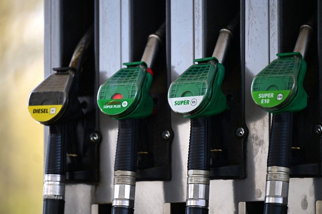 A photo shows a petrol pump at a petrol station at the motorway A43 near Muenster on April 1, 2026. Oil and natural gas prices have surged since the end of February 2026, when the United States and Israel began attacking Iran, plunging the Middle East into turmoil. (Photo by Ina FASSBENDER / AFP), üzemanyag,