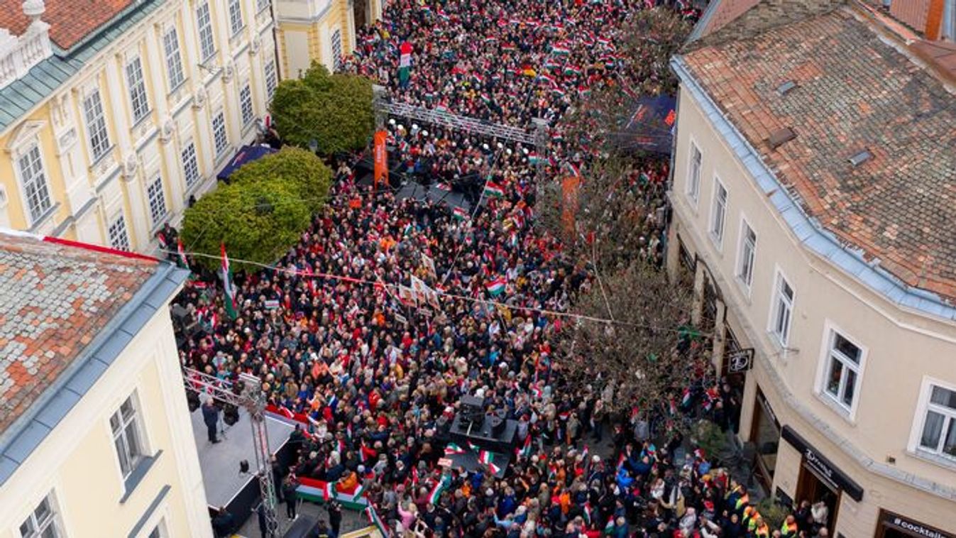 Crowds await PM Orban on his nationwide tour in Szekesfehervar (Photo: PM's Communications Department)