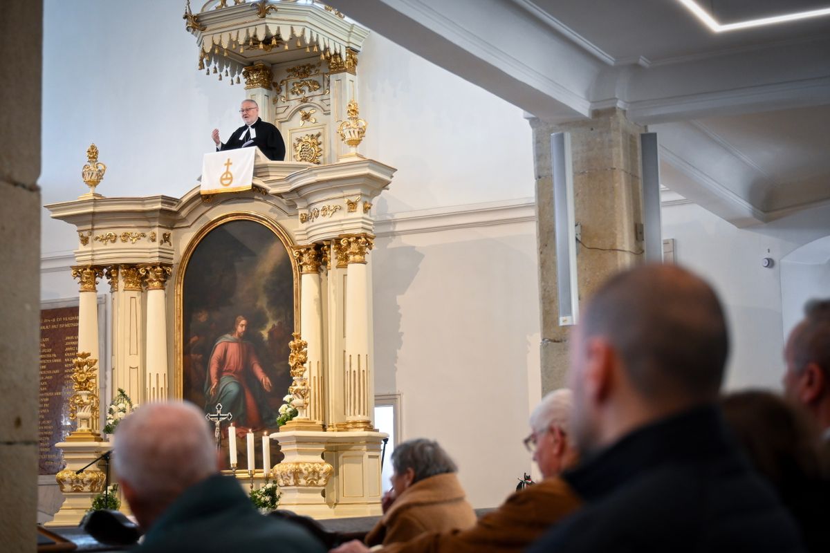 Győr, 2026. április 5.
Szemerei János, a Magyarországi Evangélikus Egyház elnök-püspöke igét hirdet a húsvétvasárnapi ünnepi istentiszteleten a győri evangélikus Öregtemplomban 2026. április 5-én.
MTI/Krizsán Csaba