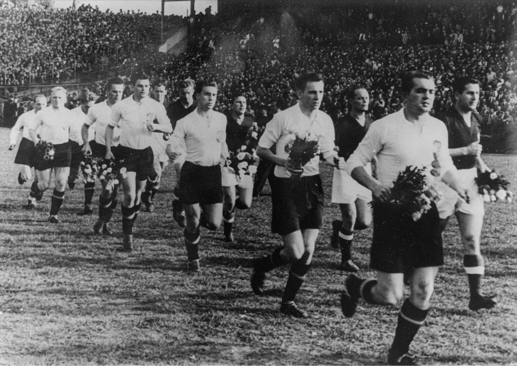 A fehérmezes osztrák csapat 1953-ban Budapesten 