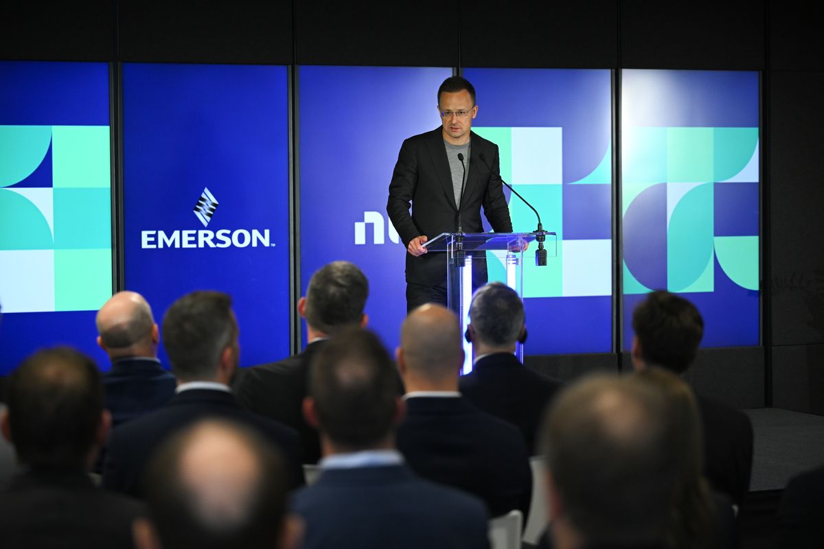 Szijjártó Péter elmondta, hogy egyetértettek Chris Landau amerikai külügyminiszter-helyettessel abban, hogy elfogadhatatlan, ha külföldi titkosszolgálatok avatkoznak be egy választásba