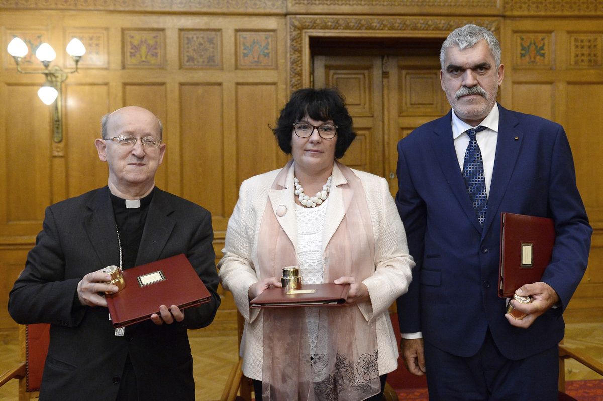 Budapest, 2018. november 6.
Márfi Gyula veszprémi érsek, Rubovszky Rita, a Patrona Hungariae Általános Iskola, Gimnázium, Kollégium és Alapfokú Művészeti Iskola főigazgatója és Babusa János szobrászművész (b-j), miután átvették a Mindszenty-emlékérmet az Országház Vadásztermében 2018. november 6-án.
MTI/Soós Lajos