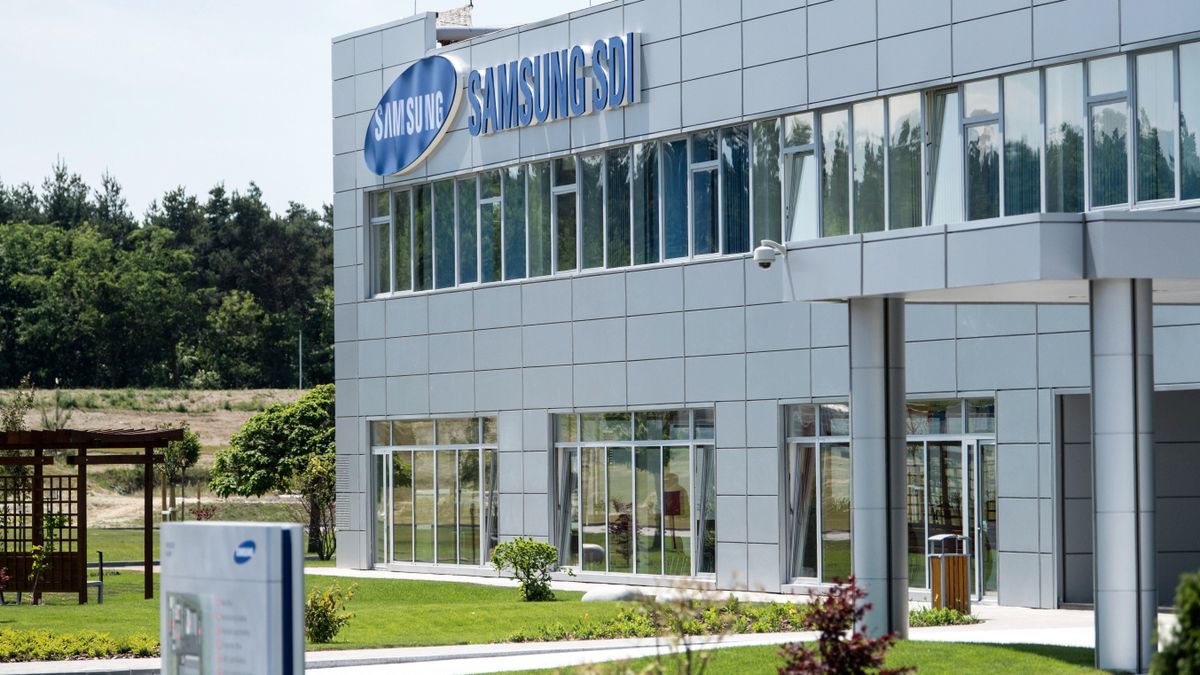 Göd, 2017. május 29.
A Samsung SDI gödi elektromos jármû akkumulátor gyárának fõépülete Gödön 2017. május 29-én, a gyár nyitóünnepségének napján.
MTI Fotó: Szigetváry Zsolt