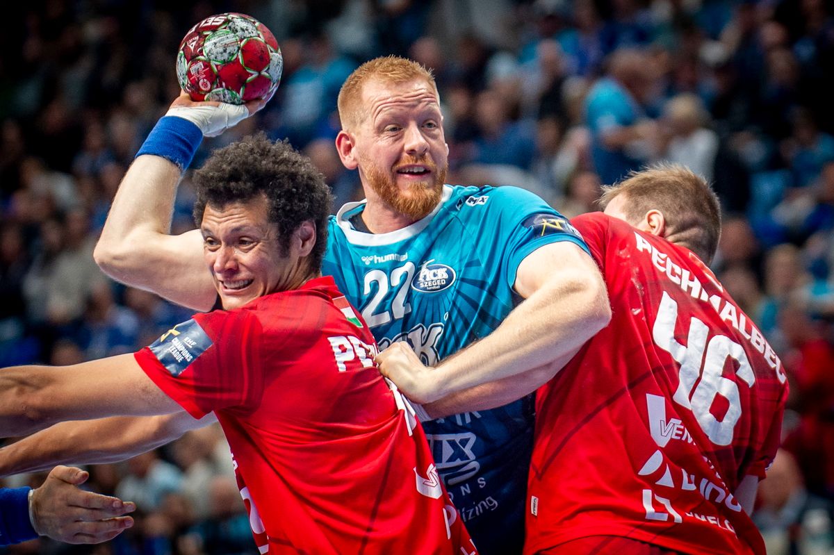 Jim Gottfridssonnak (középen) szűk egy idény után távoznia kell Szegedről