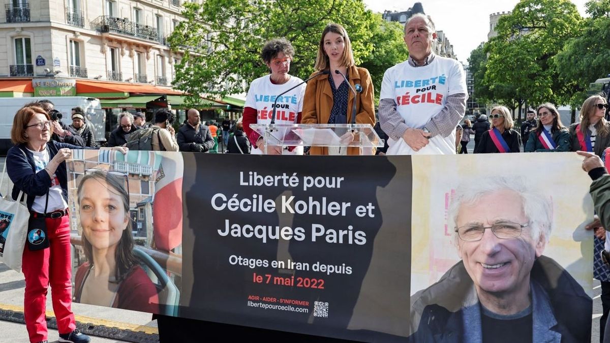 Három és fél év után szabadult két francia Iránból + videó