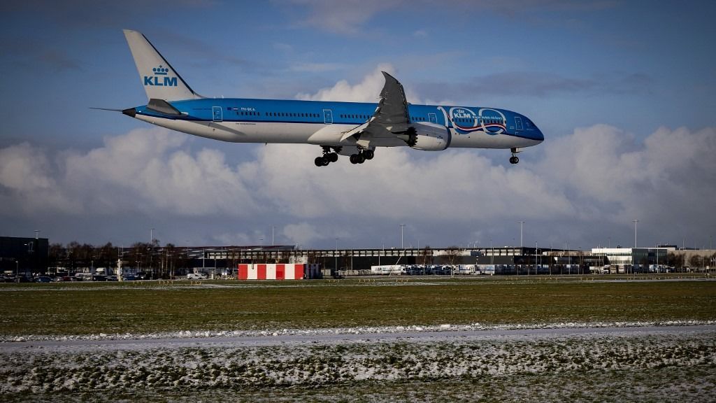 A KLM bejelentette, hogy 160 európai járatot töröl a drágulás miatt