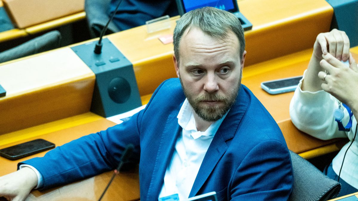 Brüsszel Magyar Péter kezére csapott, egy uniós tagállam kilépne a NATO-ból